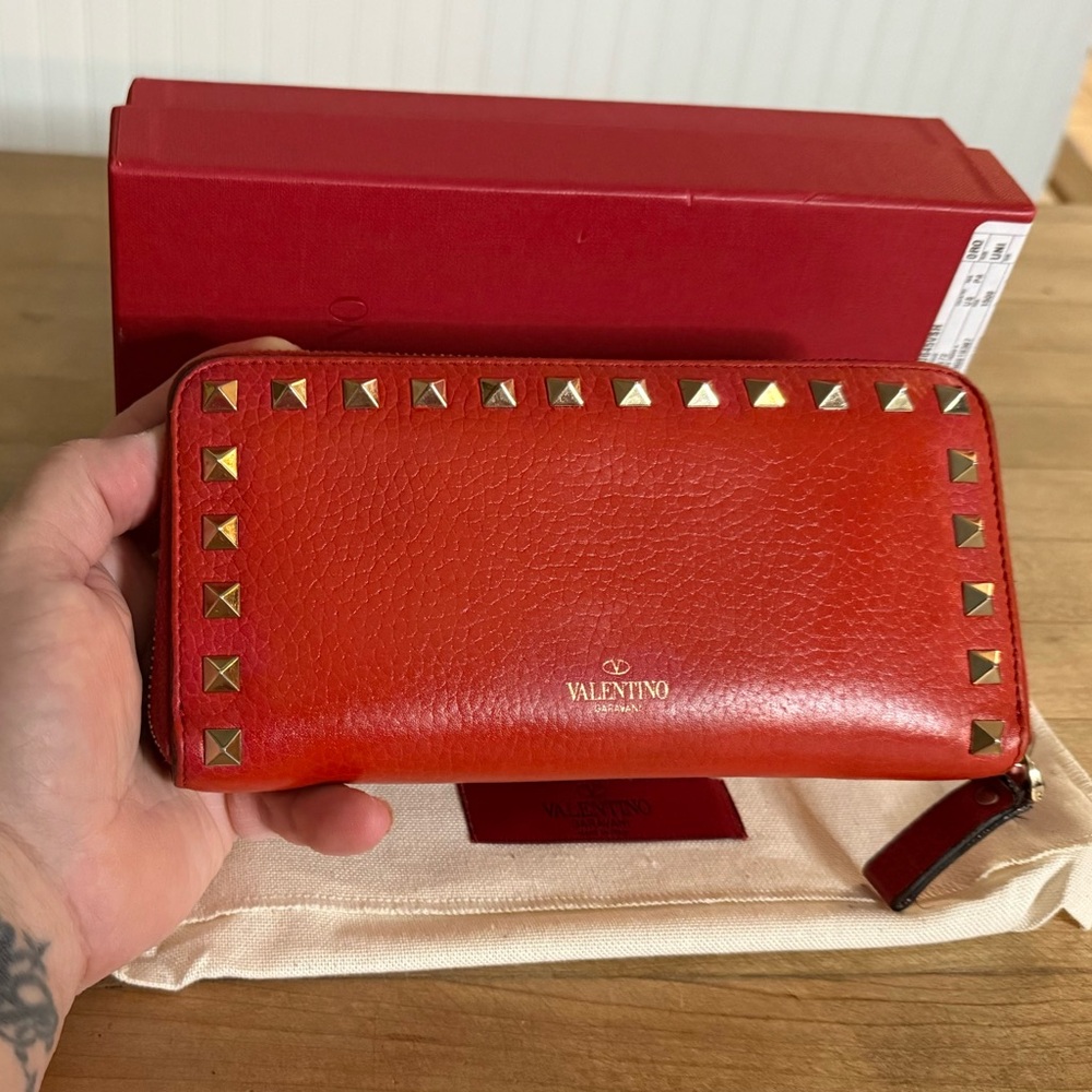 Valentino Garavani Red Pebbled Leather Rockstud Zip Around Continental Wallet